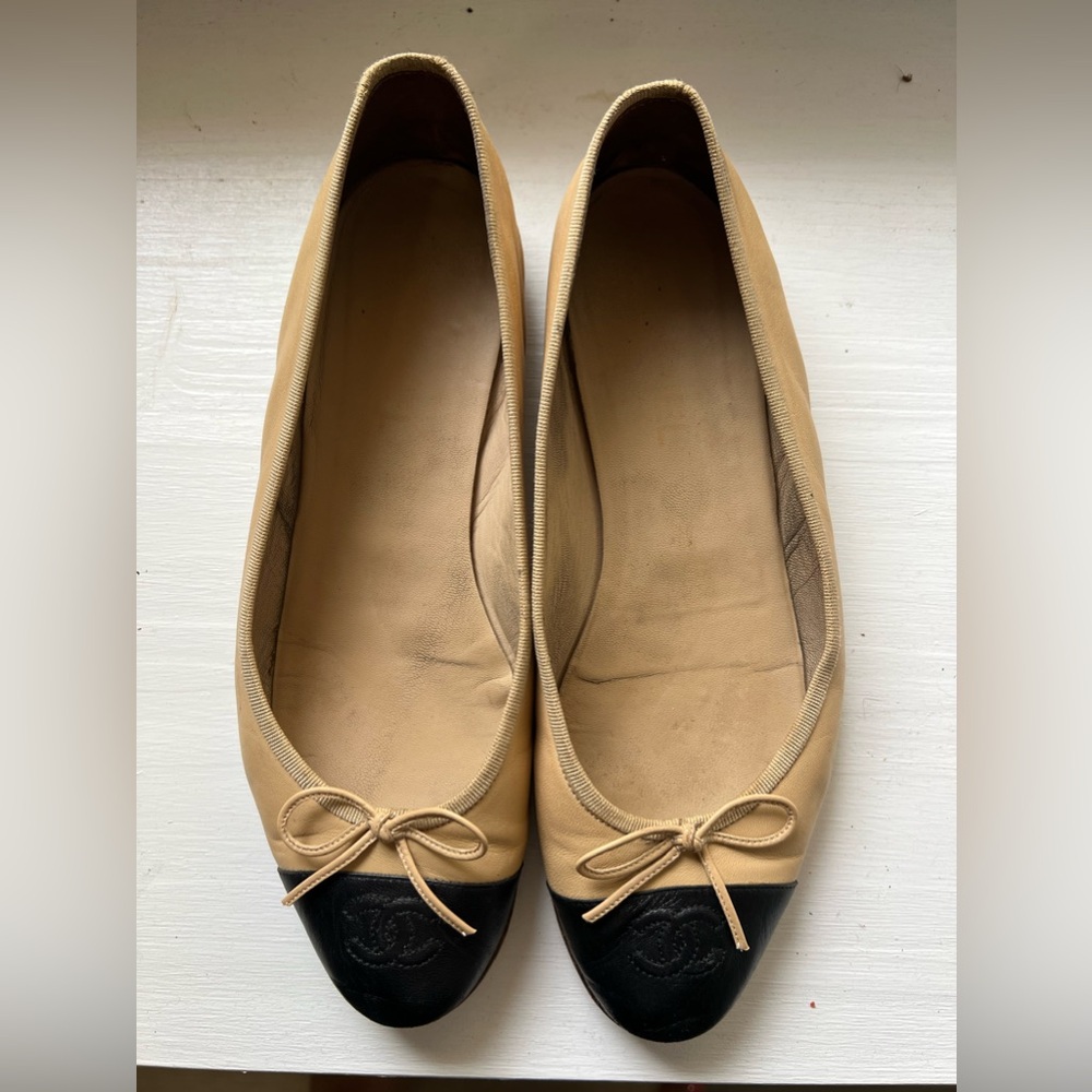 Chanel Lambskin Beige & Black CC Ballerina Flats size 41